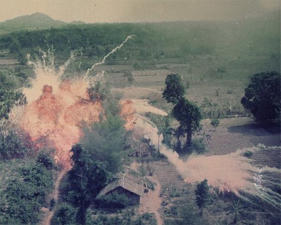 Napalmbomber exploderar under Vietnamkriget